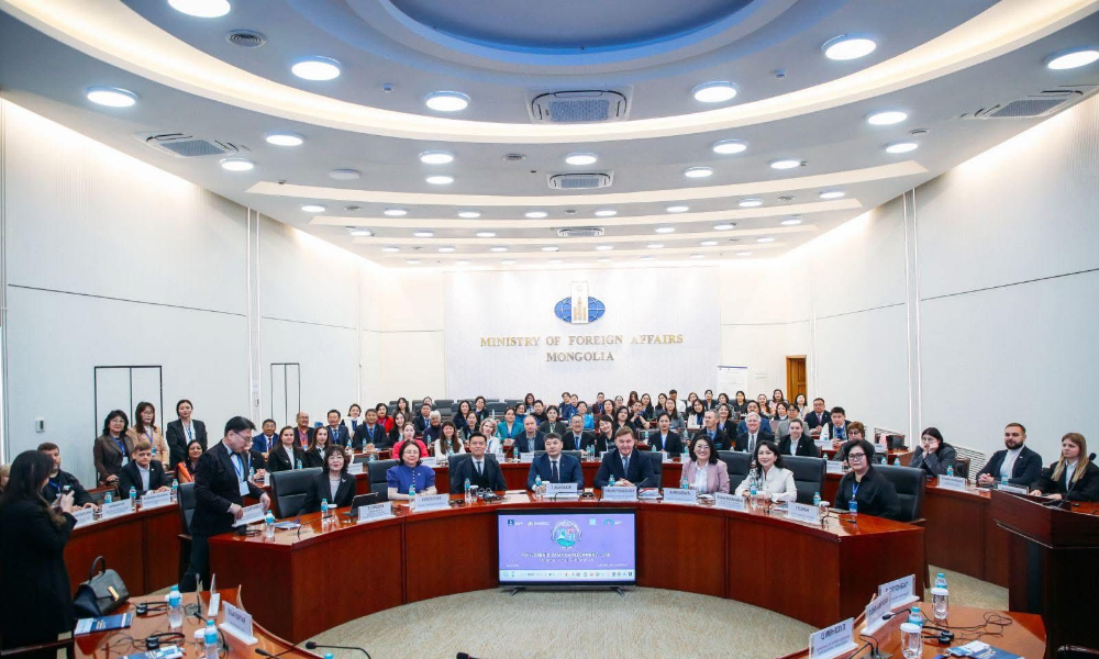 Монгол Улсад хүүхдийн зуслан үүсэж хөгжсөний 100 жилийн ойг тохиолдуулан Хүүхэд, гэр бүлийн хөгжил, хамгааллын ерөнхий газар, Монголын зуслангуудын холбоо Олон Улсын зуслангуудын холбоотой хамтран “Хүүхдийн зуслангийн хөгжил–100” олон улсын онол, практикийн бага хурлыг өнөөдөр зохион байгууллаа. 
<br>Тус хурал нь хүүхдийн зуслангийн салбарын түүхэн хөгжил, өнөөгийн нөхцөл байдалд үнэлэлт, дүгнэлт өгч, цаашдын хөгжлийн чиг хандлагыг тодорхойлох, олон улсын туршлага солилцох зорилготой юм.
<br>Хуралд Австрали, Канад, ОХУ, Сингапур, Турк, БНХАУ, Хонгонг, Энэтхэг, Монгол зэрэг 9 орны 27 гаруй эрдэмтэн судлаачид оролцож, хүүхдийн хөгжилд зуслангийн үзүүлэх нөлөө, орчин үеийн хөтөлбөрийн шинэчлэл, бодлого, стратеги, албан бус боловсролын чиг хандлага зэрэг агуулгын хүрээнд илтгэл хэлэлцүүллээ. 
<br>Тухайн хэлэлцүүлсэн илтгэл, судалгааны бүтээлийн үр дүн, дэвшүүлсэн шинэ санаа, санаачилгыг хүүхдийн хөгжлийн талаарх төрийн бодлого боловсруулах, шийдвэр гаргахад болон зарим туршлагыг шууд  хэрэглэх боломжтой байгаа нь онол, практиийн чухал ач холбогдолтой юм.
<br>Хүүхдийн зуслан үүсэж, хөгжсөний 100 жилийн ойн хүрээнд зохион байгуулж буй цогц арга хэмжээ нь олон улсын хамтын ажиллагааг өргөжүүлэх, шилдэг туршлага, инновацыг нэвтрүүлэх, салбарын хүний нөөцийг чадавхжуулахад төдийгүй хүүхдийн зуслангийн салбарын үнэ цэнэ, ач холбогдлыг олон нийтэд таниулах, ирээдүйн хөгжлийн шинэ боломжуудыг нээх болно. 