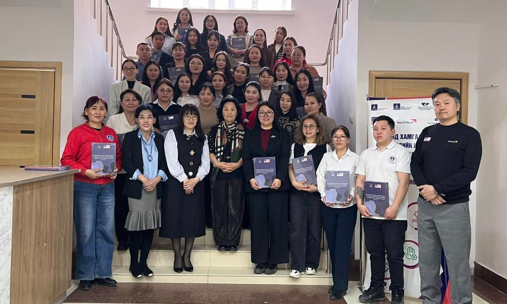 <br>🔸 Энэ удаагийн сургалтад Баянзүрх, Сүхбаатар, Хан-Уул дүүргийн хүүхэд, гэр бүлийн нийгмийн ажилтан, 108 утас, хүүхдийн шуурхай тусламж, хамгааллын төвийн нийгмийн ажилтнууд зэрэг 40 мэргэжилтэн хамрагдаж
<br>- Хүн худалдаалах гэмт хэргийн хохирогчийг таньж илрүүлэх, холбон зуучлах,
<br>- Сэтгэцийн гэмтэлд суурилсан үйлчилгээ,
<br>- Кейс менежмент,
<br>- Мэргэжлийн удирдлага гэсэн агуулгын хүрээнд арга зүйн мэдлэг, мэдээллийг авлаа. 
<br>🔸 Сургагч багшаар Хүүхэд, гэр бүлийн хөгжил хамгааллын ерөнхий газрын Хүүхдийн эрхийн улсын байцаагч М.Отгонгэрэл, Хан-Уул дүүргийн Хүүхэд, гэр бүлийн хөгжил хамгааллын хэлтсийн мэргэжилтэн Р.Бадамцэцэг, Дэлхийн зөн Монгол олон байгууллагын хөтөлбөрийн мэргэжилтэн О.Дайриймаа нар ажиллав. 
<br>🔸 Сургалтыг үргэлжлүүлэн 2026 оны 04-р сарын 22-24-ний өдрүүдэд Нийслэлийн 6 дүүргийн Хүүхэд, гэр бүлийн нийгмийн ажилтнууд болон харьяа байгууллагын мэргэжилтнүүд, 05 сард орон нутгийн нийгмийн ажилтнуудад зохион байгуулахаар төлөвлөж байна.