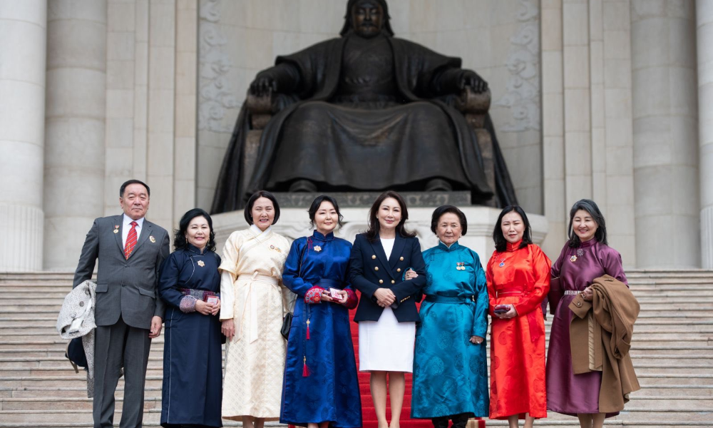 🇲🇳 МОНГОЛ УЛСАД ХҮҮХДИЙН БАЙГУУЛЛАГА, ХӨДӨЛГӨӨН ҮҮСЭЖ, ХӨГЖСӨНИЙ 100 ЖИЛИЙН ОЙГ УГТАН МОНГОЛ УЛСЫН ЕРӨНХИЙЛӨГЧ У.ХҮРЭЛСҮХ САЛБАРЫН АХМАДУУД, АЛБАН ХААГЧДАД ТӨРИЙН ОДОН, МЕДАЛЬ ГАРДУУЛЛАА. 