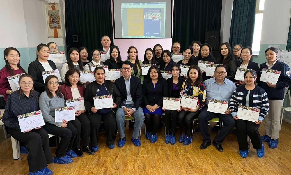 <br>🔹 Сургалтад асрамж халамжийн төвийн багш, албан хаагчид, сэтгэл зүйч, 9 дүүргийн хүүхэд гэр бүлийн хөгжил, хамгааллын хэлтсийн сэтгэл зүйч, асуудал хариуцсан мэргэжилтнүүд, түр хамгаалах байрны ажилтан, Хүүхэд гэр бүлийн хөгжил, хамгааллын ерөнхий газрын мэргэжилтнүүд нийт 31 ажилтан албан хаагчдыг хамруулж гэрчилгээг гардуулав.
<br>🔹 Чиглүүлэгчээр суралцсан ажилтан, албан хаагчид харьяа дүүргийн асрамж, халамжийн төвийн 483 багш, ажилчдад түгээн дэлгэрүүлж, сургалт хүмүүжлийн ажилдаа хүүхдийн эрхийг хангах, зөрчил шийдвэрлэх, хүмүүжлийн эерэг аргыг хэрэглэх ур чадвар эзэмших юм.
<br>🔹 Сургалтыг Хүүхэд хүмүүжлийн эерэг арга сургалтын үндэсний сургагч багш Л.Бадамцэцэг, сургагч багш Галт шувуу ТББ-ын тэргүүн Э.Дуламсүрэн нар орлоо.
