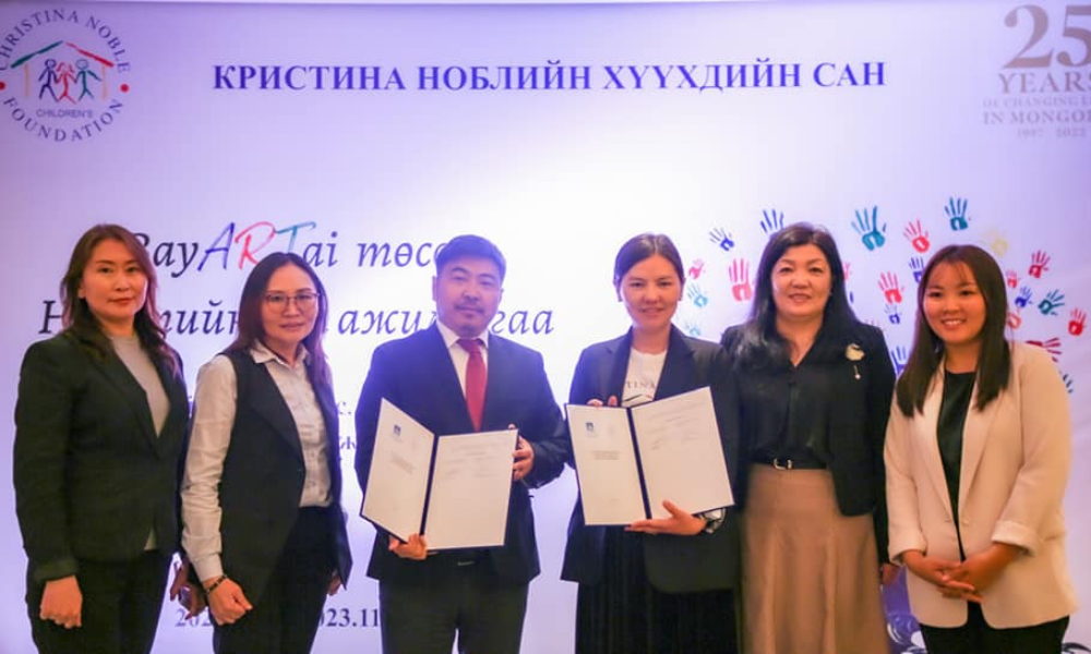 ГЭР БҮЛ, ХҮҮХЭД, ЗАЛУУЧУУДЫН ХӨГЖЛИЙН ГАЗРААС КРИСТИНА НОБЛИЙН ХҮҮХДИЙН САНТАЙ ХАМТЫН АЖИЛЛАГААНЫ САНАМЖ БИЧИГТ ГАРЫН ҮСЭГ ЗУРЛАА.