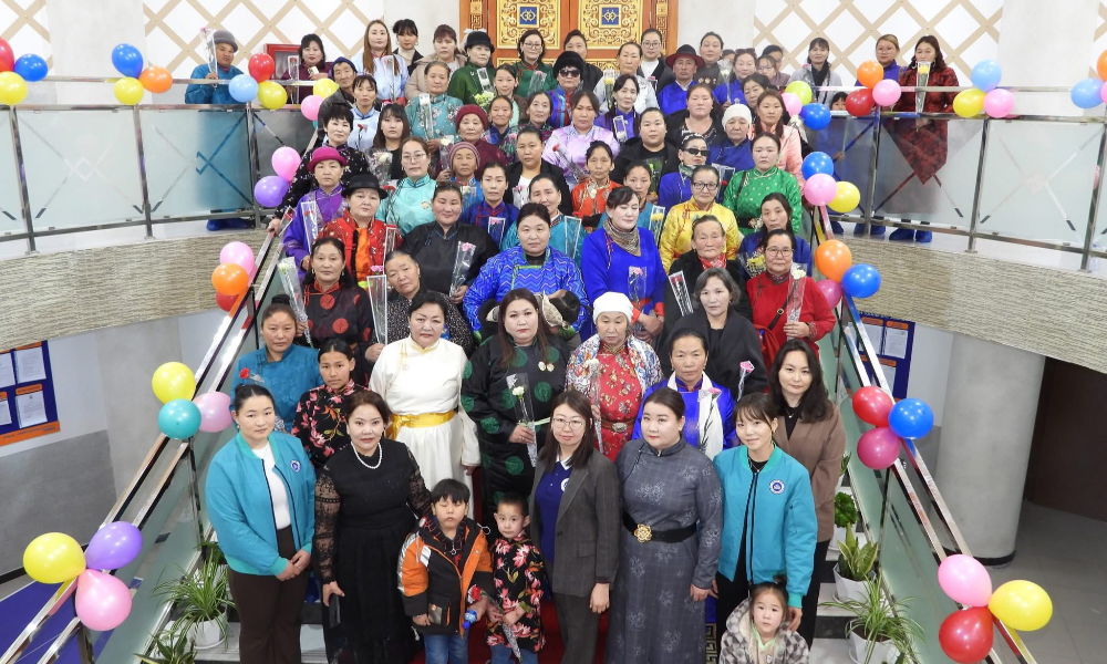 💐 Хүүхэд, гэр бүлийн хөгжил, хамгаллын ерөнхий газраас харьяа 21 аймаг, 9 дүүргийн газар, хэлтсүүдээр дамжуулан орон даяар “Үрсийнхээ төлөө ээжүүд” арга хэмжээг 5 өдрийн турш зохион байгуулж байна.
💐 Тус арга хэмжээ нь нялх балчир, өсвөр насны хүүхэдтэй ээжүүд юун дээр анхаарах, гэр бүлийн аз жаргал, амар амгалан, бат бөх, халуун дулаан уур амьсгалыг бий болгохын тулд ээжүүдийн зүгээс юу хийж чадах, юуг хийх ёстой вэ гэдгийг соён гэгээрүүлэх чухал ач холбогдолтой. 
💐 Үрийнхээ төлөө, гэр бүлийнхээ төлөө, нийгмийн сайн сайхны төлөө нэгдэж байгаа ээжүүддээ баярлалаа.
Ээж амгалан бол эх дэлхий амгалан, ээж аз жаргалтай бол гэр бүл аз жаргалтай. 