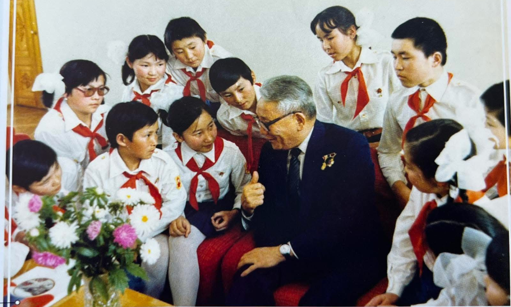 Монгол–Зөвлөлтийн харилцаа гүнзгийрснээр манай улс социалист болон бусад орнуудын хүүхэд, залуучуудын байгууллагуудтай хамтын ажиллагаагаа өргөжүүлсэн. Иймээс тухайн үеийн удирдлагууд олон улсын хүүхэд, залуучуудын найрамдал, нэгдлийг ирээдүйг бүтээх чухал хүчин зүйл хэмээн онцолдог байв. Үүнийг хэрэгжүүлэх зорилгоор Хүүхдийн төлөө фондыг байгуулж, хүүхдийн сайн сайхны төлөө санхүүжилт бүрдүүлэх ажлыг эхлүүлсэн.

<br>1974 оны 5 дугаар сарын 30-ны өдрийн “Бүхнийг хүүхдийн төлөө” уриан дор явуулсан ням гарагийн ажлын үр дүн тайланд дурдсанаар, Олон улсын хүүхдийг хамгаалах өдрийн өмнө 5 дугаар сарын сүүлчийн ням гарагт ард түмний коммунист хөдөлмөрийн өдрийг зохион явуулж, түүнээс хуримтлагдсан хөрөнгийг Хүүхдийн төлөө фондод шилжүүлдэг уламжлал хоёр жил гаруй болж байгаа тухай дурьджээ. 
<br>Тухайлбал 1973 онд зохион байгуулсан нэг удаагийн Ням гарагийн бүх нийтийн субботникт нийт 162,888 хүн, соёл гэгээрэл олон нийт, аж ахуйн 1375 байгууллага ажиллаж бүгд 3,872,164 төгрөгийн хуримтлал бүрдүүлэн Хүүхдийн төлөө фондод шилжүүлсэн байна.
<br>Ийнхүү Монголчууд бид түүхэндээ анх удаа хүүхдүүдийнхээ төлөө, өөрсдийн санаачилгаар хөрөнгө үүсгэж эхэлсэн. Хүүхдийн төлөө хийж байгаа зүйлд хэн ч харамлаж, ажлын хөлсөө авна гэж дуугардаггүй байсан бөгөөд үүнийг зөв зарцуулж, зохион байгуулдаг тогтолцооны дарга нь А.И.Цэдэнбал-Филатова байжээ. 
<br>А.И.Цэдэнбал-Филатова энэхүү хуримтлагдсан хөрөнгөөс Олон улсын пионерийн лагерь анх байгуулж, хүүхдийн хөгжил, хүмүүжил, сургалтын орчинг сайжруулах үндэсний тогтолцоог бий болгоход оновчтой зарцуулж чадсан байна.
Ийнхүү Олон улсын пионерийн зуслан байгуулах тухай Монгол ардын хувьсгалт намын төв хорооны улс төрийн товчооны тогтоол /1974.11.11/ гарчээ. 
<br>Эх сурвалж: