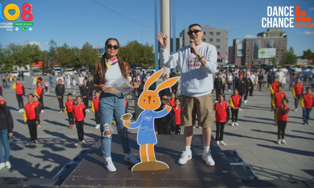 #Тоонот21x21 төслийн хүрээнд Гэр бүл, хүүхэд, залуучуудын хөгжлийн газартай хамтран Хүүхдийн тусламжийн 108 утсыг орон даяар таниулах, сурталчилах зорилготой #НэгдүгээртХүүхэд бүжгийн чаллэнжийг Өвөрхангай аймгаас эхлүүлж байна. 🤗
Хүүхэд бүр бидэнтэй нэгдээрэй… Бүжгээ сураад сошиалд оруулахдаа. #НэгдүгээртХүүхэд #DanceChanceChallenge #Тоонот21х21 #ХүүхдийнУтас108 гэсэн 4-н үгийг заавал бичиж оруулаарай. Хүүхэд бүхэн аз жаргалтай байх болтугай. 🙆🏻‍♂️🙆🏻‍♀️