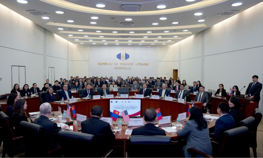 Америкийн Нэгдсэн Улс болон Монгол Улсын төрийн байгууллагын албан тушаалтнууд, иргэний нийгмийн байгууллагын төлөөлөгчид “Хүүхэд хамгааллын компакт гэрээ”-ний (ХХКГ) хүрээнд жил бүр зохион байгуулагддаг хоёр талт хэлэлцүүлэгт тав дахь удаагаа оролцож, өнгөрсөн таван жилийн хугацаанд хэрэгжүүлсэн ажлын ололт амжилт, тулгамдсан сорилтуудыг онцлон хэлэлцлээ. 
АНУ-аас ХХКГ-ний хэрэгжилтэд зориулан 6.5 сая ам.долларын гадаад тусламжийг “Дэлхийн Зөн Монгол”, “Азийн сан” болон бусад дотоодын түнш байгууллагуудад олгож, Монгол Улсын хүн худалдаалах гэмт хэрэгтэй тэмцэх чадавхыг бэхжүүлэхэд дэмжлэг үзүүлсэн байна.
Тус хэлэлцүүлгийн үеэр АНУ-ын ЭСЯ-ны Хэргийг түр хамаарагч Нийл Вермиллион хэлсэн үгэндээ, “Өнөөдрийн хэлэлцүүлэг нь зөвхөн бидний хамтдаа хүрсэн ахиц дэвшлийг тэмдэглэх бус, харин энэ ололтоо урт удаан хугацаанд хадгалах бодит амлалтыг өгөх боломж юм. Хэрэв бид тэгж чадвал 6.5 сая ам.долларын санхүүжилт бүхий энэхүү компакт хөтөлбөрийн бодит үр дүн хүүхдүүд илүү аюулгүй, гэр бүлүүд илүү бат бэх болж, мөн “Монгол Улсад хүүхдийн эрх ашиг нэн тэргүүнд тавигдана, нэг ч хүүхэд мөлжлөгийн хохирогч болох ёсгүй” гэсэн энгийн зарчмыг хэлбэрэлтгүй хэрэгжүүлдэг шударга ёсны тогтолцоо бий болсноор хэмжигдэх болно” хэмээн онцлов.
ХХКГ-ийн хүрээнд Монгол Улс хүн худалдаалах гэмт хэргийг илрүүлэх, холбон зуучлах, мэдээлэх, хохирогчдод үйлчилгээ үзүүлэхтэй холбоотой ажиллагаанд мөрдөх журам, стандартыг боловсруулан баталж; хүүхдэд ээлтэй найман өрөөг тохижуулж, хүн худалдаалах гэмт хэрэгтэй тэмцэх эрх зүйн орчныг сайжруулж, мөн бэлгийн хүчирхийлэл, мөлжлөгийн хохирогч хүүхдүүдэд зориулсан үндэсний хэмжээний анхны нөхөн сэргээх төвийг тус тус байгуулсан байна. 
Хүүхэд хамгааллын комакт гэрээний хэлэлцүүлэгт АНУ-ын ЭСЯ-ны Хэргийг түр хамаарагч Нийл Вермиллион, Төрийн департаментын Хүн худалдаалахтай тэмцэх, хяналт тавих албаны ахлах зохицуулагч Марк Форстром, мөн Монгол Улсын Ерөнхий прокурорын орлогч М.Чинбат, Гэр бүл, хөдөлмөр, нийгмийн хамгааллын дэд сайд Б.Солонгоо, Монгол Улсад Гэмт хэргээс урьдчилан сэргийлэх ажлыг зохицуулах зөвлөлийн Ажлын албаны дарга Ж.Буянбат нар оролцож үг хэллээ.