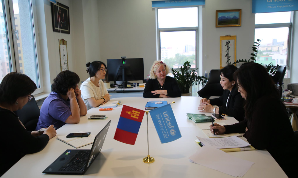 НҮБ-ын Хүүхдийн сан (UNICEF)-гийн Монгол дахь Суурин төлөөлөгч Биате Дастел, Хүүхэд, гэр бүлийн хөгжил, хамгааллын ерөнхий газрын дарга Б.Баярсайхан нар өнөөдөр уулзаж, хүүхэд, өсвөр үеийнхний сэтгэл зүйн дэмжлэг, унших дадлыг нэмэгдүүлэх зорилготой “Захиа” итгэл найдварын цуврал номын эхний дэвтрийн дээжийг гардууллаа.
<br>Техник, технологи, цахим орчин эрчимтэй хөгжихийн хэрээр хүүхэд, өсвөр үеийнхэн дэлгэцийн хамаарал, цахим дарамт, гэр бүл, сургуулийн орчин дахь хүчирхийлэл зэрэг олон төрлийн эрсдэлтэй нүүр тулж байна.
<br> Хүүхдийн тусламжийн 108 утасны мэдээллээр хамгаалах, нөхөн сэргээх үйлчилгээнд 2024 онд 17,186 хүүхэд, 2025 онд 12,577 хүүхэд хамрагджээ.
<br>Энэ хүрээнд Хүүхэд, гэр бүлийн хөгжил, хамгааллын ерөнхий газрын харьяа Сургалт, судалгаа, мэдээллийн төвөөс “Захиа” бүтээлийг туурвисан. Тус номонд  хүүхэд, өсвөр үеийнхний сэтгэл зүйг дэмжих, хүчирхийллээс урьдчилан сэргийлэх, эрсдэлийг бууруулах, ирээдүйдээ итгэх итгэл төрүүлэх зорилготой юм.
<br>Бага насандаа бэрхшээл туулсан ч хүсэл мөрөөдөл, хөдөлмөр зүтгэлээрээ амжилтад хүрсэн дэлхийд нэр хүндтэй таван хүний амьдралын түүхийг багтаасан бөгөөд уншигчдад урам зориг, эерэг хандлага түгээхийг зорьжээ.
<br>Мөн энэхүү бүтээл нь хүүхэд, өсвөр үеийнхний унших соёлыг төлөвшүүлэхэд хувь нэмэр оруулах ач холбогдолтой юм.
————————————————————————
<br>First Volume of the “Letter” Hope Series Presented to UNICEF Representative
Today, Ms. Beate Dastel, UNICEF Representative in Mongolia, and Ms. B. Bayarsaikhan, Head of the Agency for Child, Family Development and Protection (CFDP), officially presented a sample copy of the first volume of the “Letter” Hope Series. The publication aims to promote psychosocial well-being and encourage reading habits among children and adolescents.
<br>As technology and digital platforms continue to evolve rapidly, children and young people are increasingly exposed to various risks, including excessive screen use, cyberbullying, and violence within family and school environments.
<br>According to data from Child Helpline 108, a total of 17,186 children received protection and rehabilitation services in 2024, while 12,577 children received such services in 2025.
<br>In response to these growing challenges, the CFDP in collaboration with the Training, Research and Information Center, developed the “Letter” publication. The book is designed to support the mental well-being of children and adolescents, prevent violence, reduce risks, and inspire confidence and hope for the future. 
<br>The first volume features the life stories of five internationally recognized individuals who overcame adversity in childhood and achieved success through perseverance, dedication, and determination. Through these inspiring stories, the publication seeks to foster resilience, optimism, and positive attitudes among young readers.
<br>In addition, the book is expected to contribute to the development of a reading culture among children and adolescents, encouraging lifelong learning and personal growth.
<br>UNICEF Mongolia